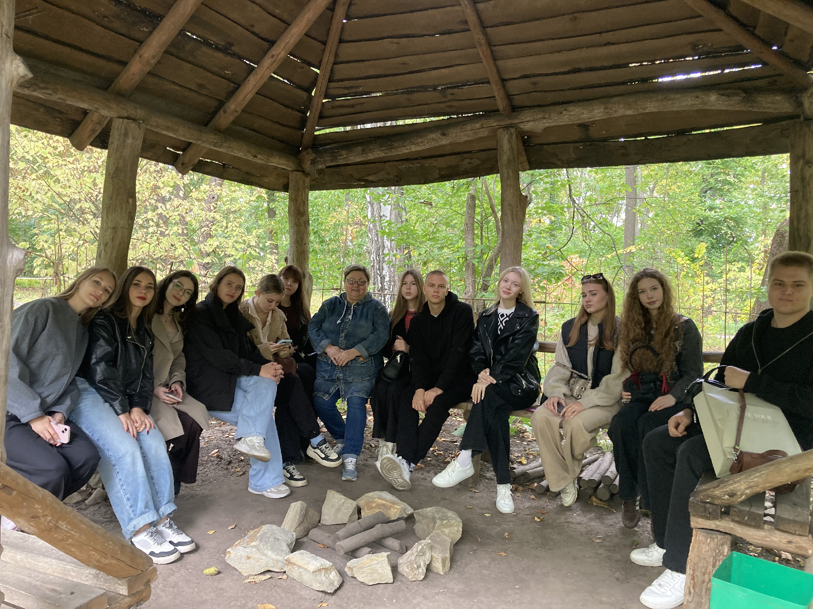 18 сентября 2025 г. студенты групп 25ИПД1,2 вместе с куратором М. Г. Лунновой посетили Ботанический сад имени И. И. Спрыгина.